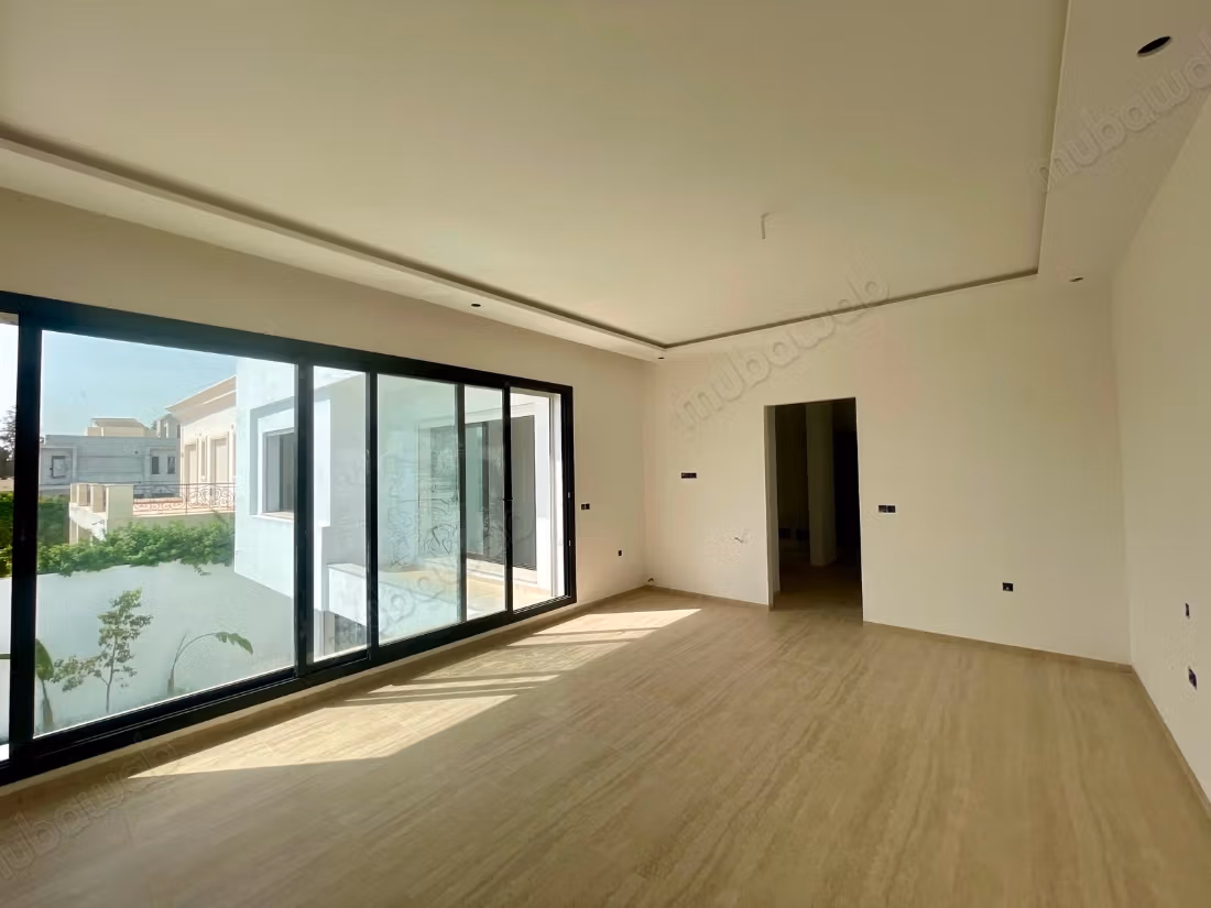 Villa S5 moderne avec piscine, La Soukra