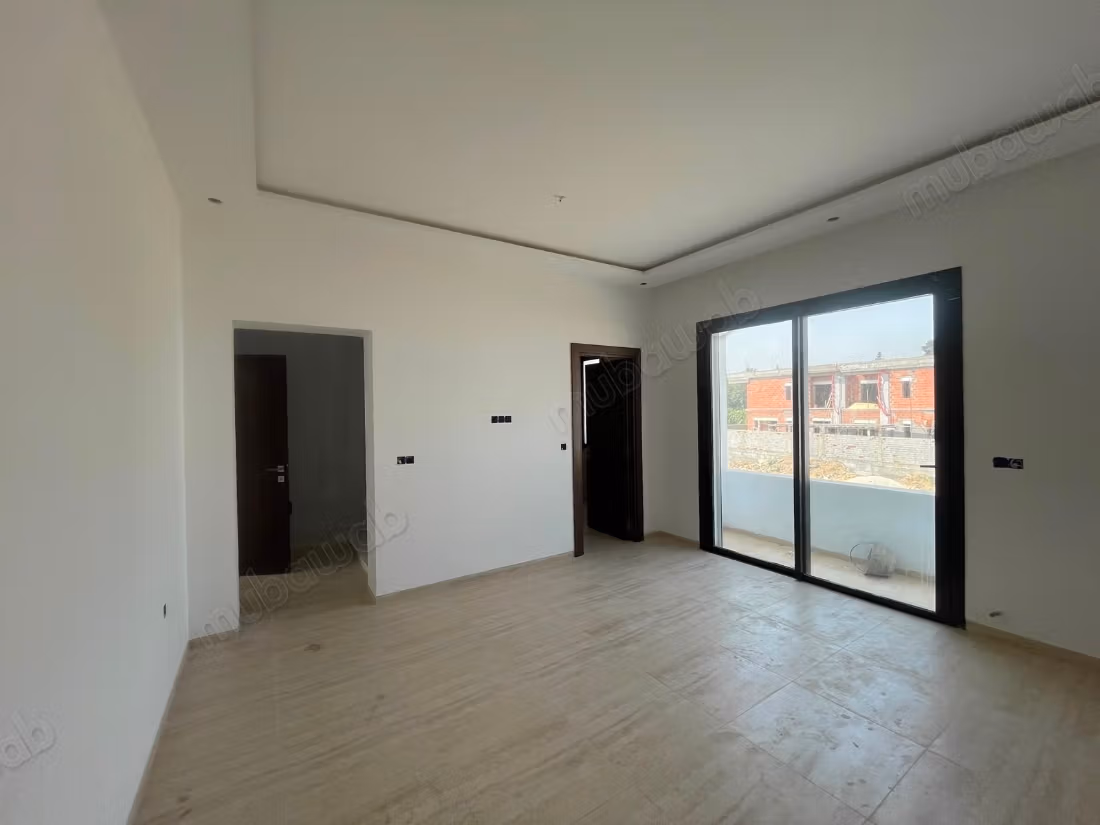 Villa S5 moderne avec piscine, La Soukra