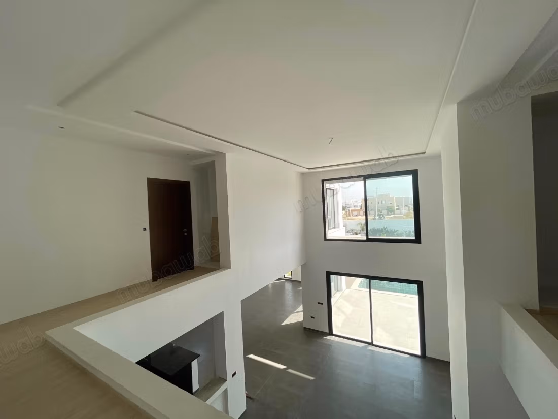 Villa S5 moderne avec piscine, La Soukra