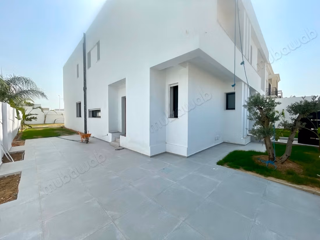 Villa S5 moderne avec piscine, La Soukra