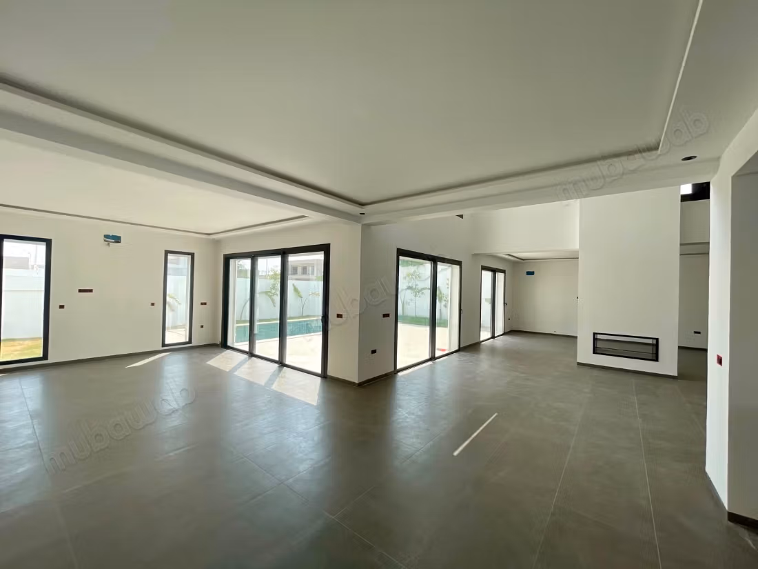 Villa S5 moderne avec piscine, La Soukra