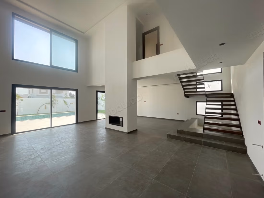 Villa S5 moderne avec piscine, La Soukra