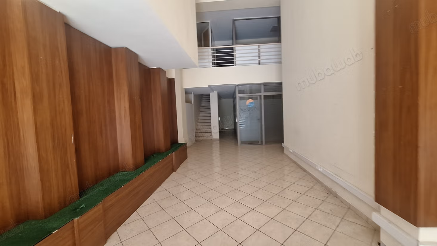 Louez ce local commercial à Californie. 
Surface de 130 m²