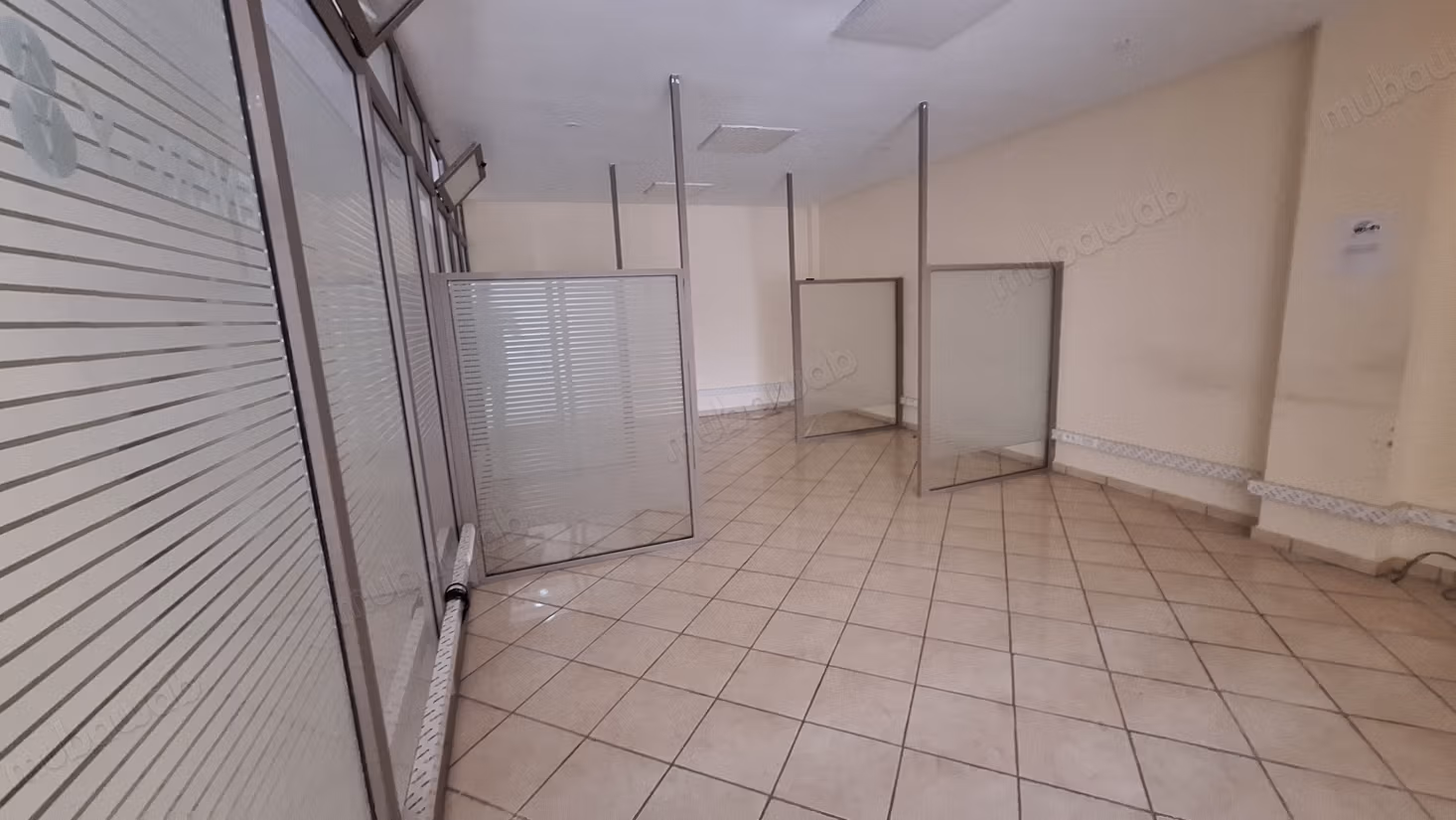 Louez ce local commercial à Californie. 
Surface de 130 m²