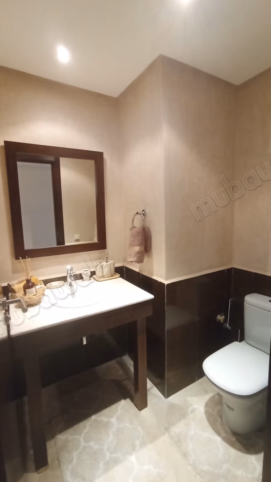 Bell'appartamento arredato in una residenza chiusa con piscina