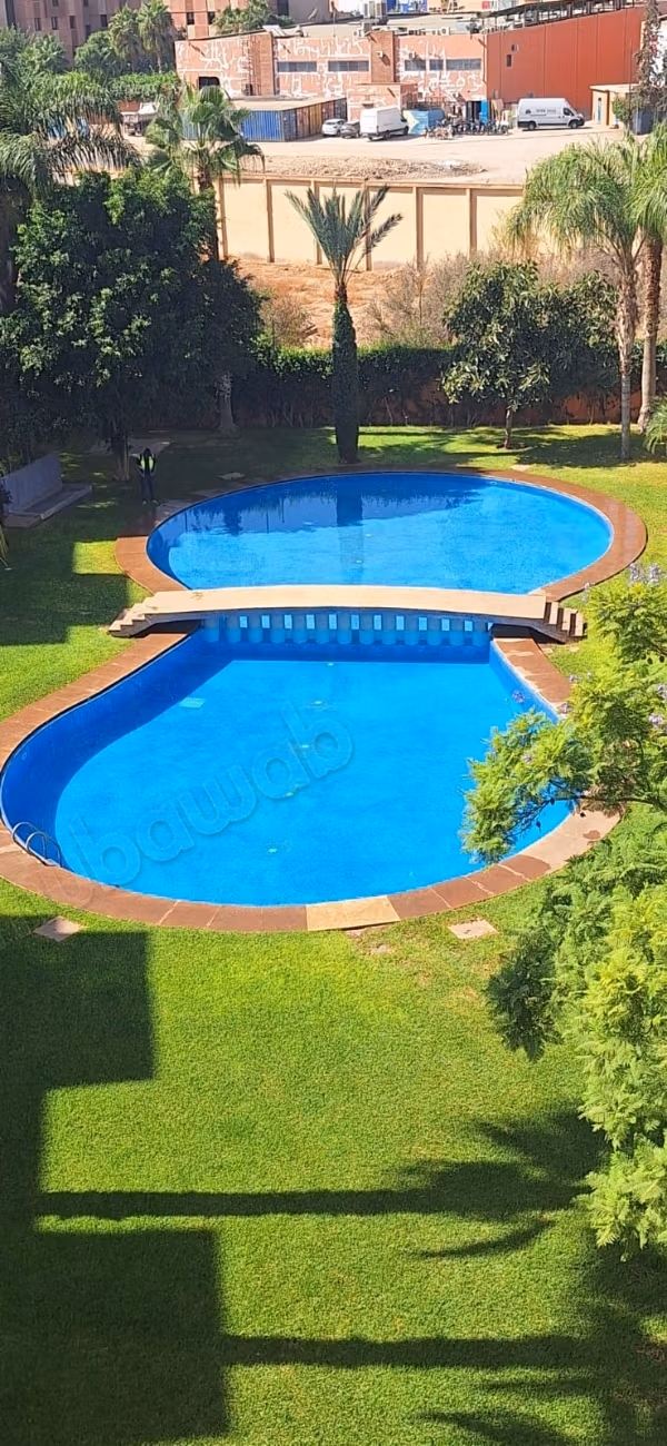 Bell'appartamento arredato in una residenza chiusa con piscina