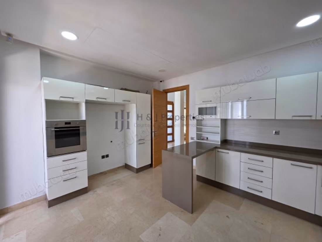 Villa t5 4 ch. Vide de 530m² – piscine