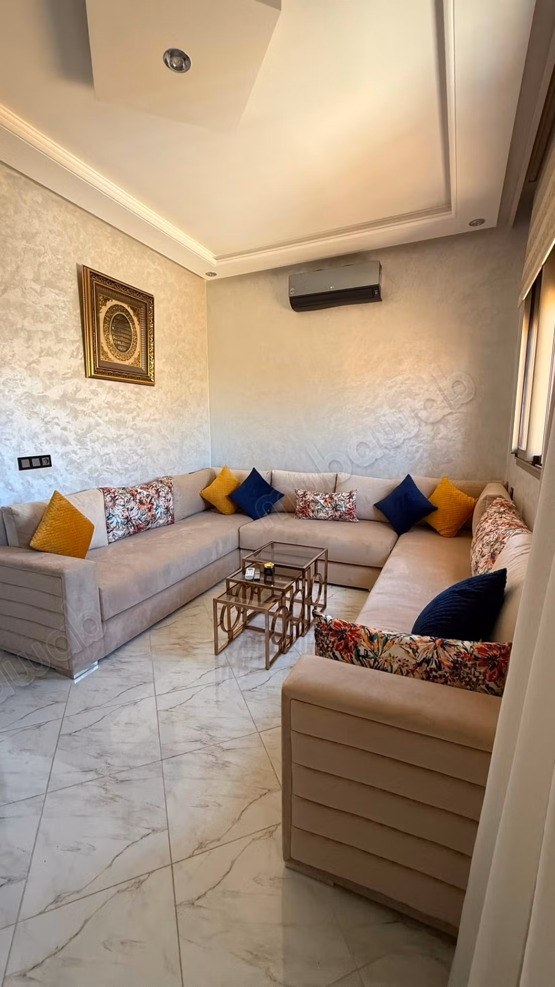 Very beautiful house for sale in Ouahat Sidi Ibrahim. Area of 80 m². Traditional living room and satellite dish system