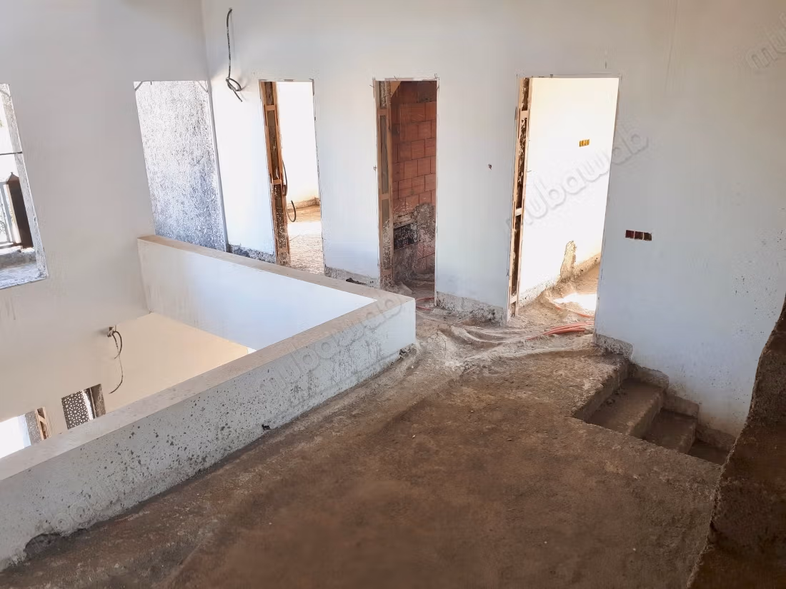 Prachtige semi-afgewerkte villa van 425 m² te koop aan de Casablancaweg in Marrakech