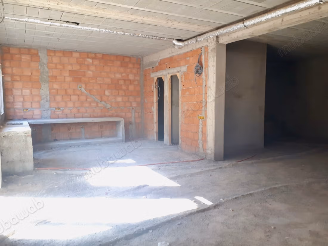 Prachtige semi-afgewerkte villa van 425 m² te koop aan de Casablancaweg in Marrakech