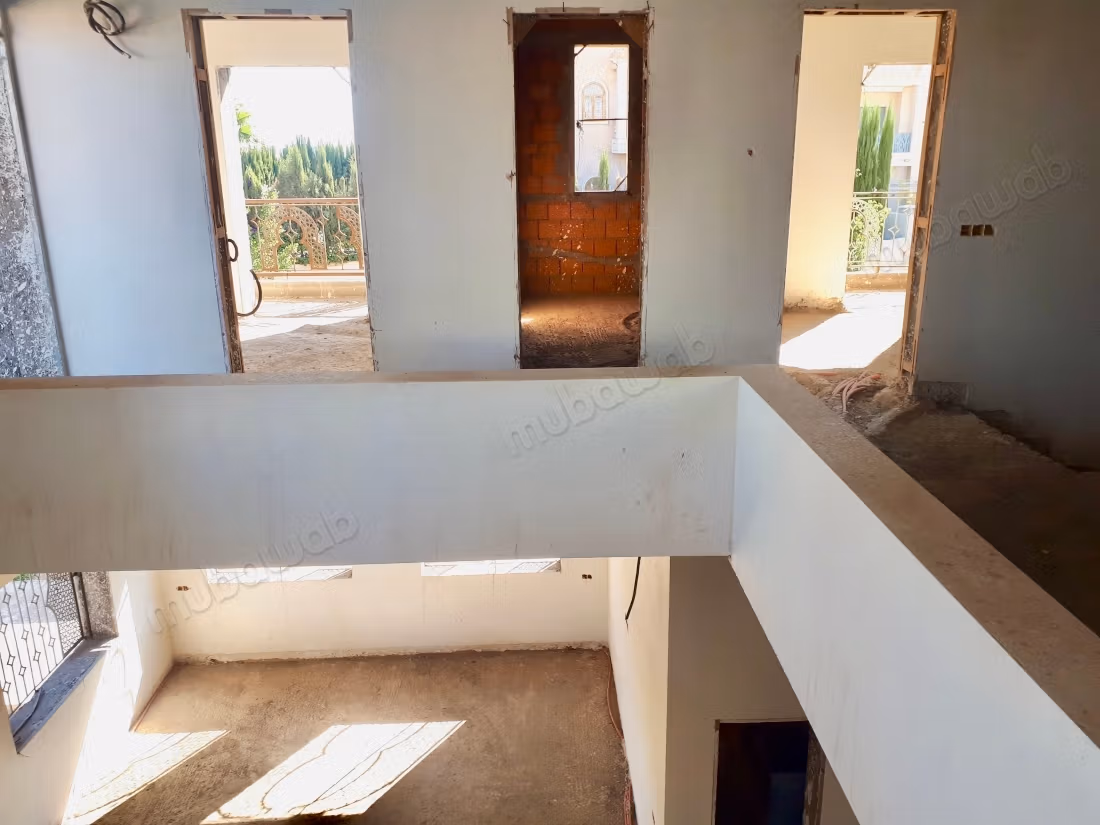 Prachtige semi-afgewerkte villa van 425 m² te koop aan de Casablancaweg in Marrakech