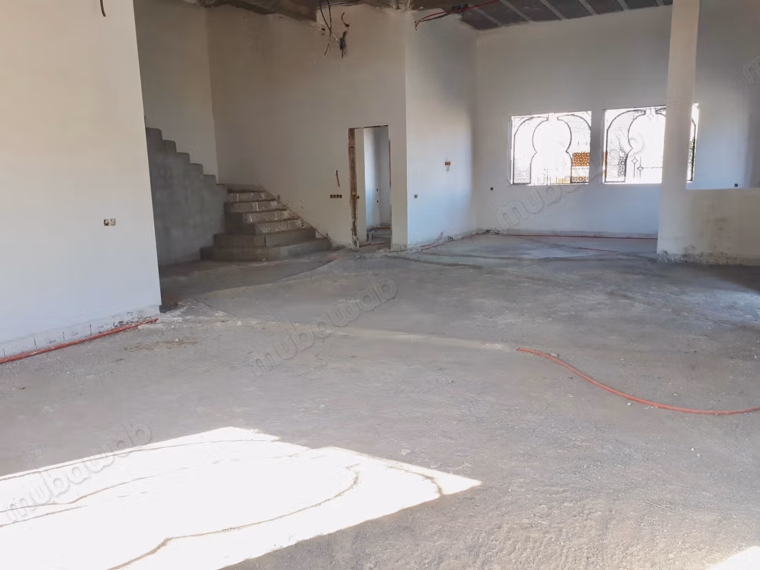 Prachtige semi-afgewerkte villa van 425 m² te koop aan de Casablancaweg in Marrakech
