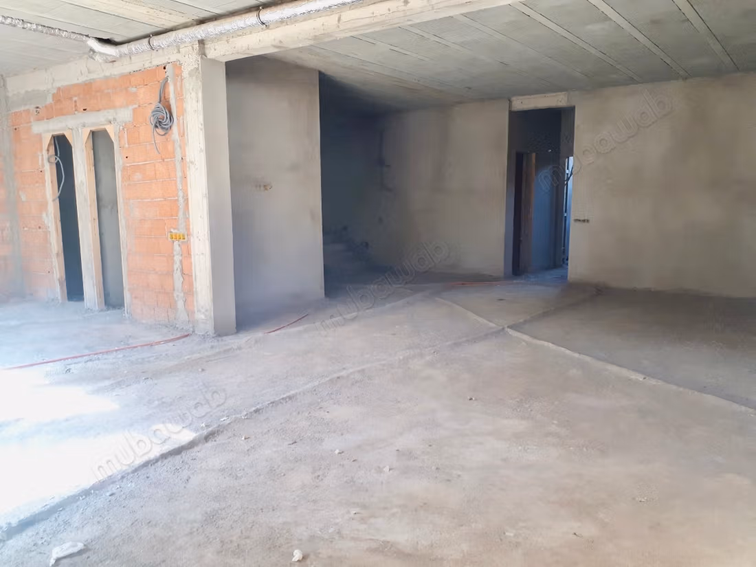 Prachtige semi-afgewerkte villa van 425 m² te koop aan de Casablancaweg in Marrakech