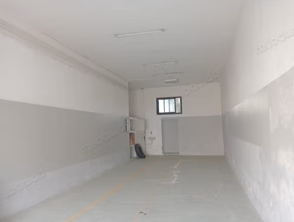 À louer dépôt 60m2 près de terminus métro 2 
ariana
