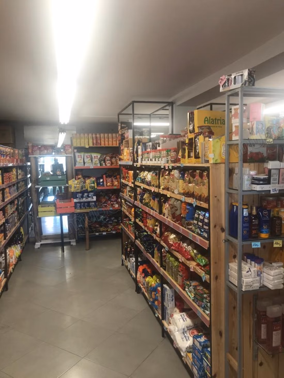 Local commercial en vente route côtière de Bouznika.
Superficie 183 m².
Café supérette
