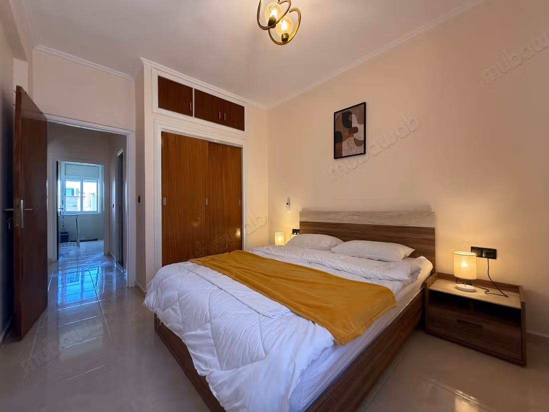 Vakantieappartement te huur in het centrum. 4 comfortabele kamers. Traditionele woonkamer, algemene satellietschotel