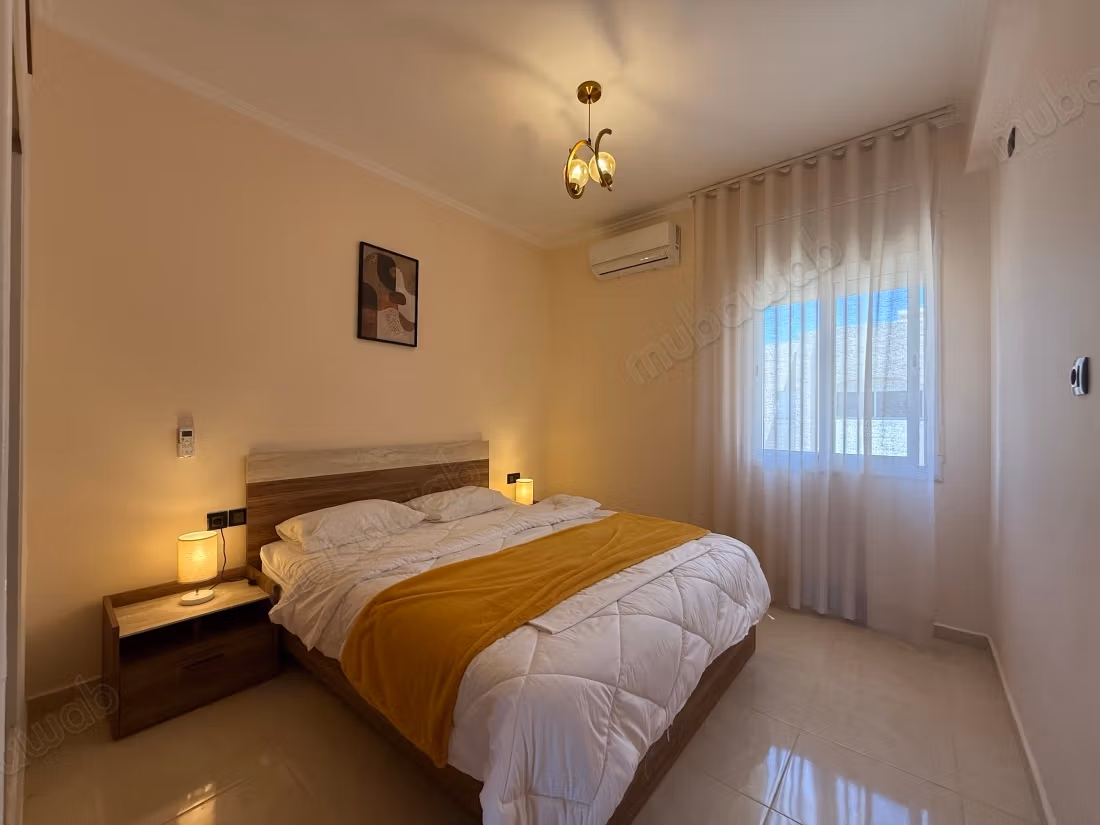 Vakantieappartement te huur in het centrum. 4 comfortabele kamers. Traditionele woonkamer, algemene satellietschotel