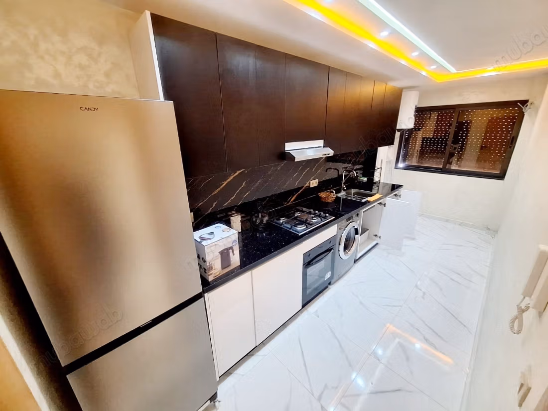 Appartements à louer à Ennajd. 
Surface totale 65 m². 
Double vitrage et porte blindée