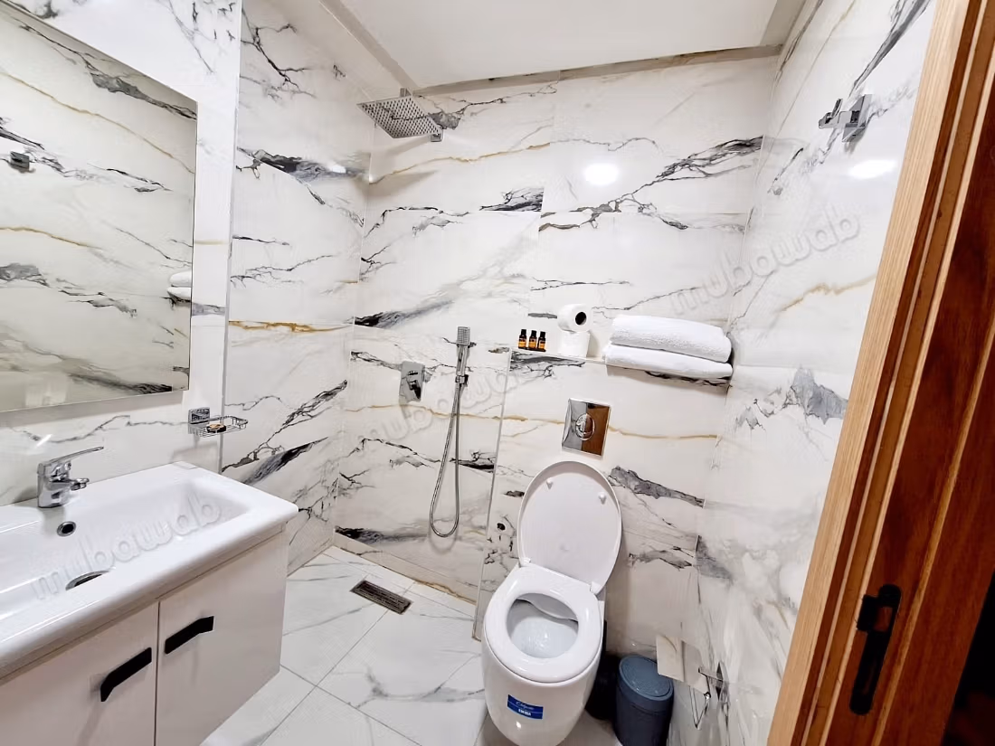 Appartements à louer à Ennajd. 
Surface totale 65 m². 
Double vitrage et porte blindée