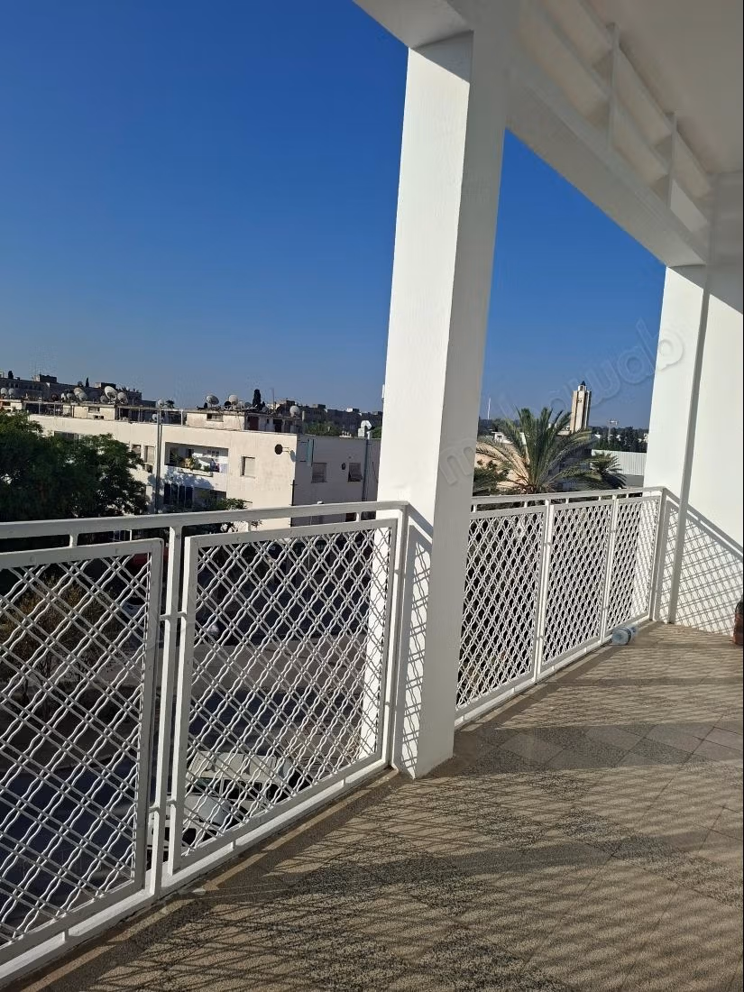 Appartement meublé à louer à EL MENZAH 1 
cité MOEZ