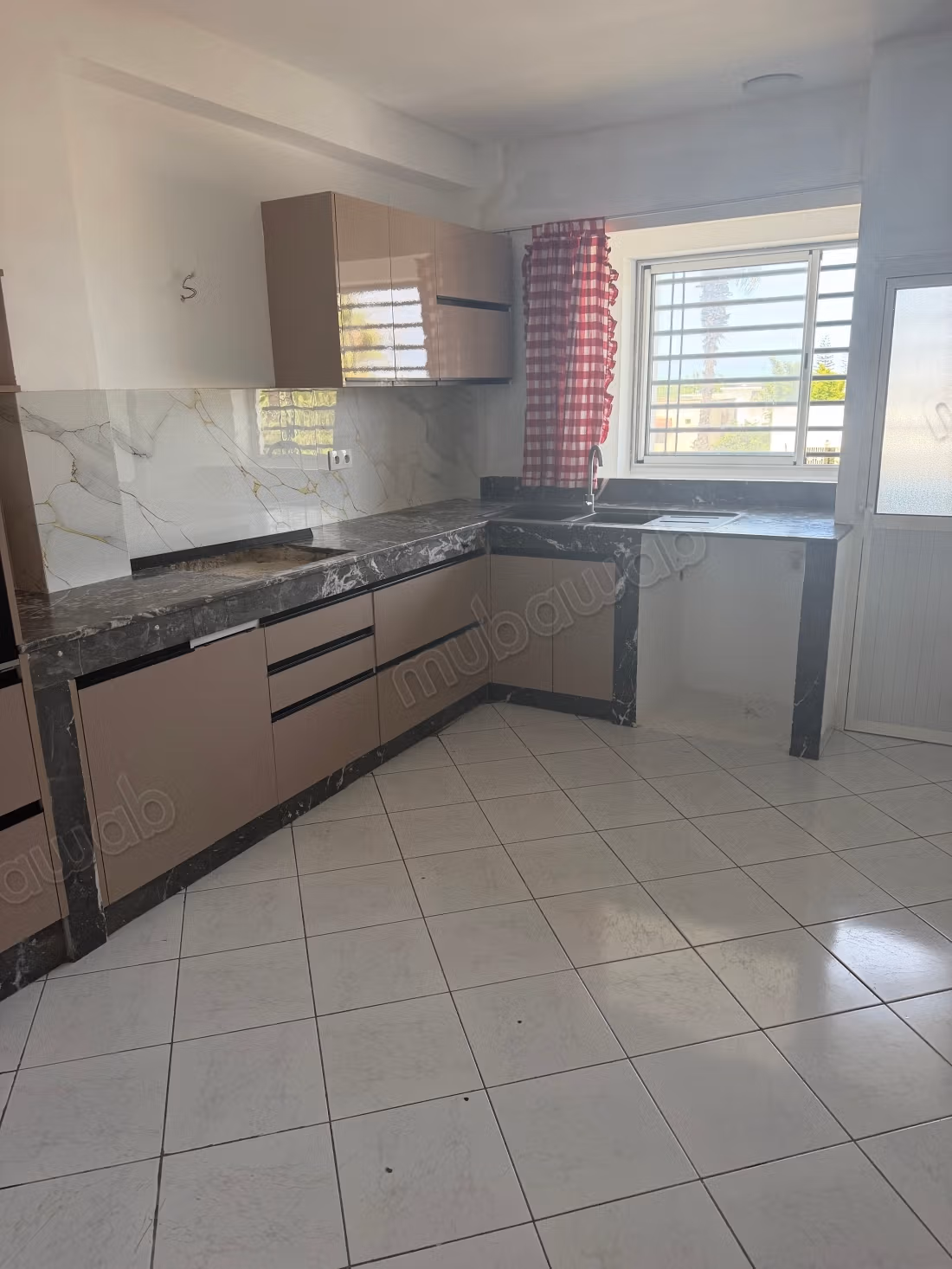 Apartment for rent in Hay Al Kora. 4 large rooms. Concierge services available.