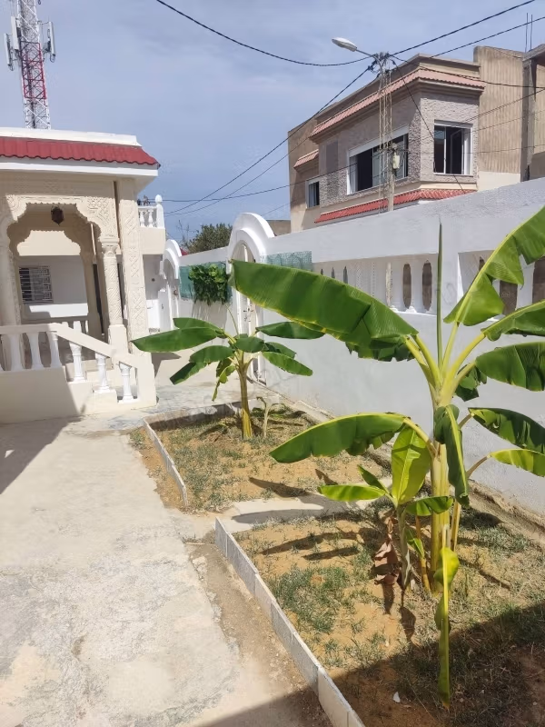 Vendita villa di lusso a Raoued Centre. 3 camere da letto. Bella terrazza e giardino.