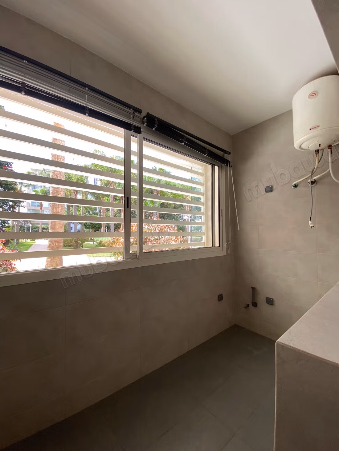 Rent this apartment in Souissi. Total area 125 m². With elevator and green space