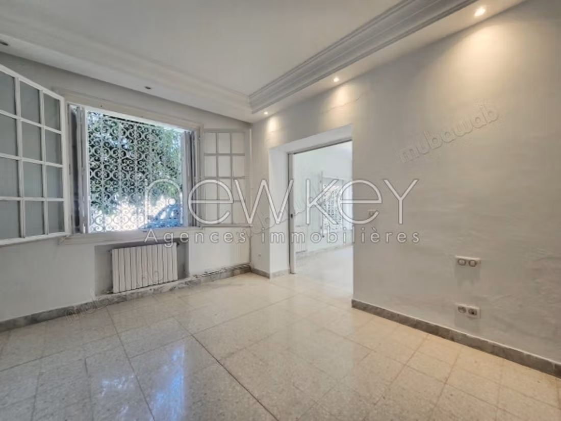 A magnificent villa in Carthage with a pool