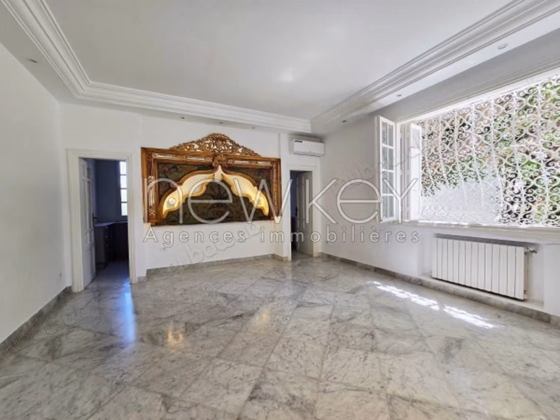 A magnificent villa in Carthage with a pool