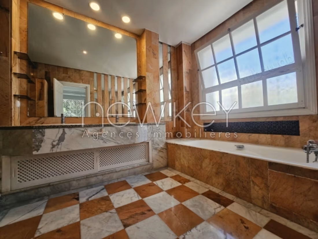 A magnificent villa in Carthage with a pool