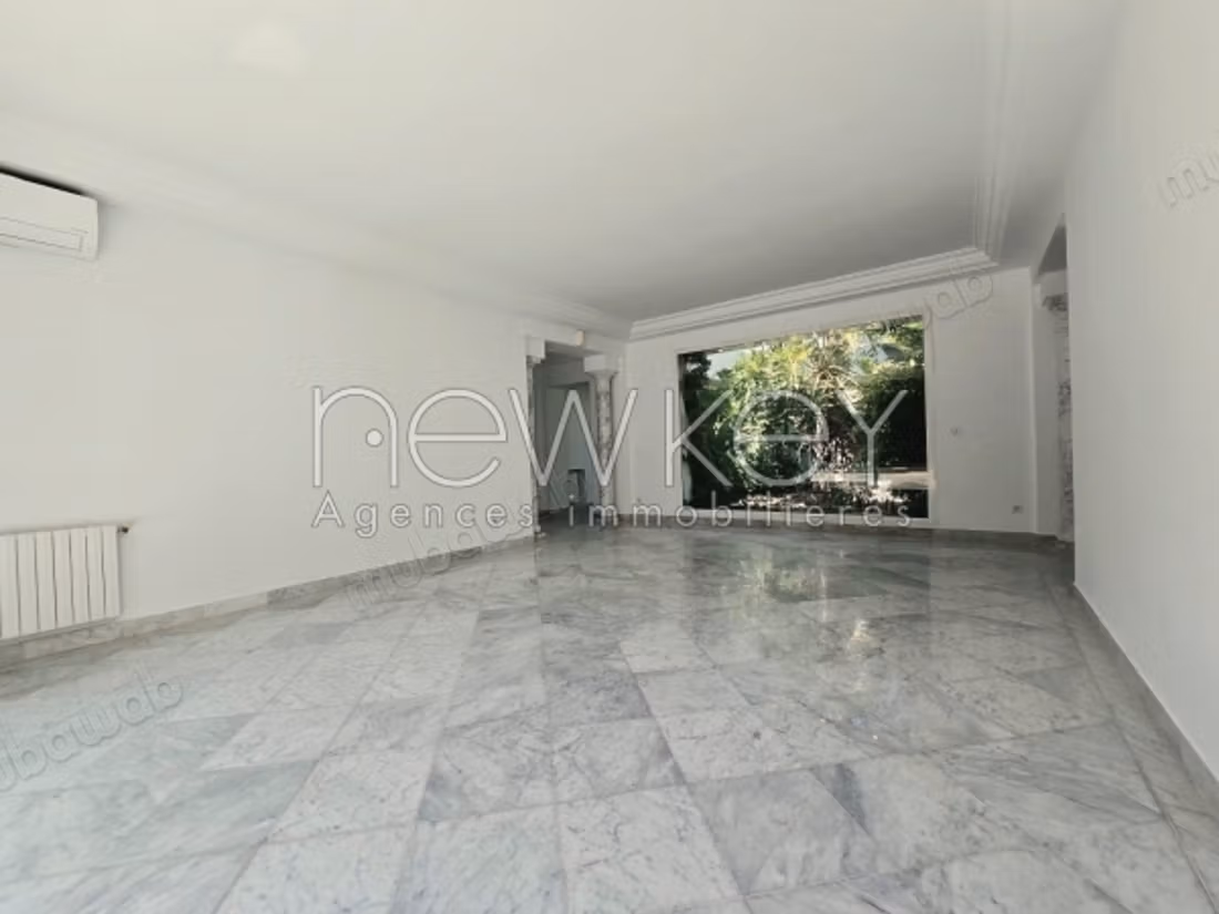 A magnificent villa in Carthage with a pool