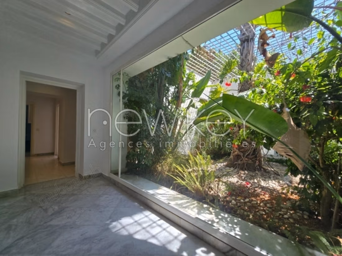 A magnificent villa in Carthage with a pool