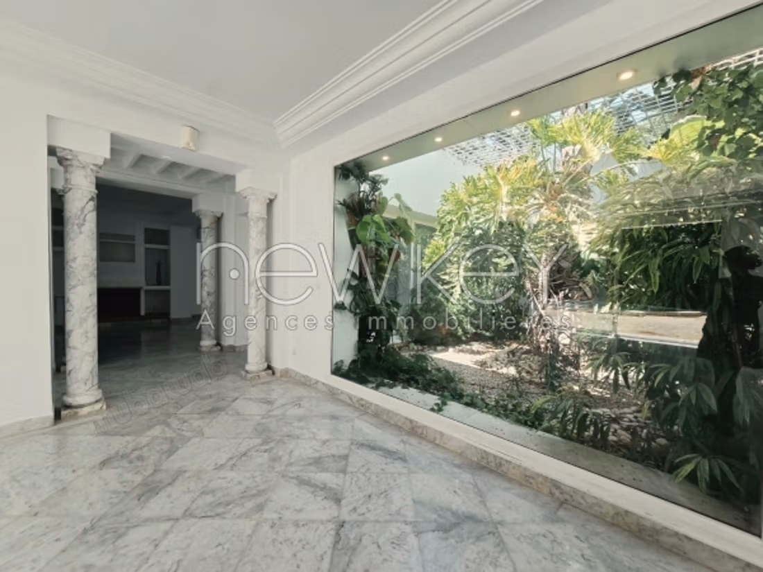 A magnificent villa in Carthage with a pool