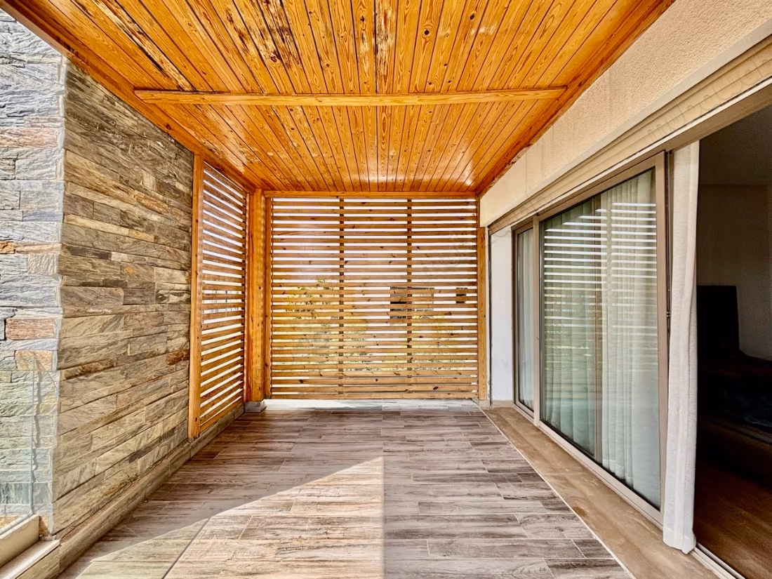 Sunny Contemporary Villa with 3 Suites and Pool