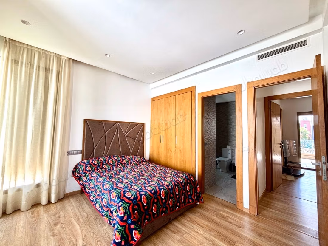 Sunny Contemporary Villa with 3 Suites and Pool