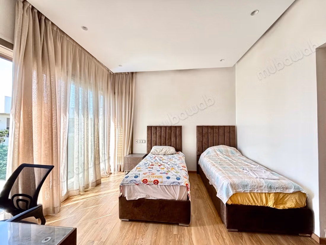 Sunny Contemporary Villa with 3 Suites and Pool