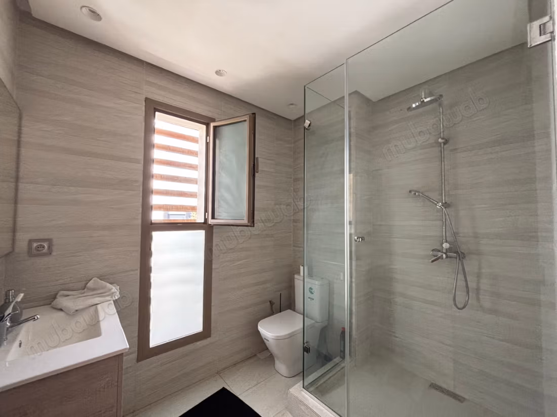 Sunny Contemporary Villa with 3 Suites and Pool