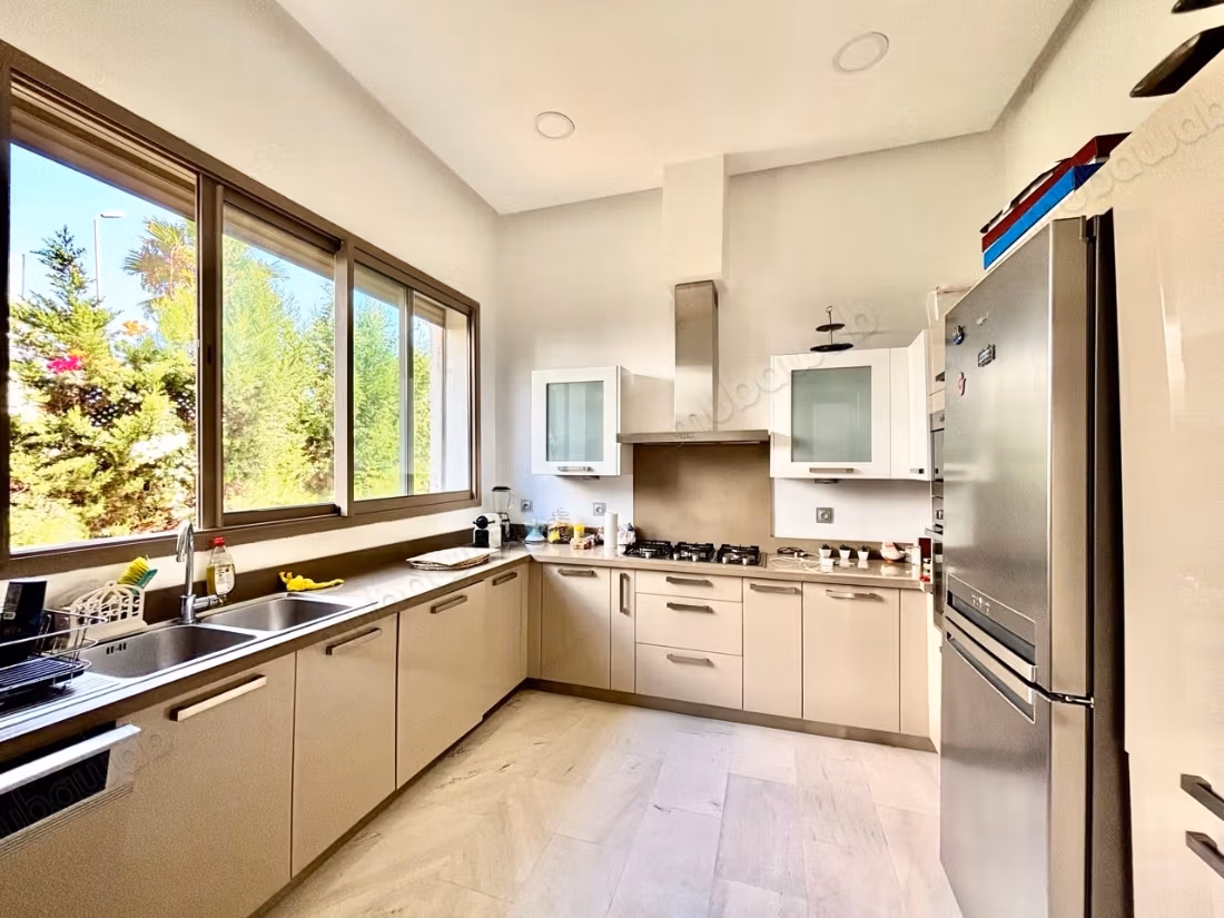 Sunny Contemporary Villa with 3 Suites and Pool