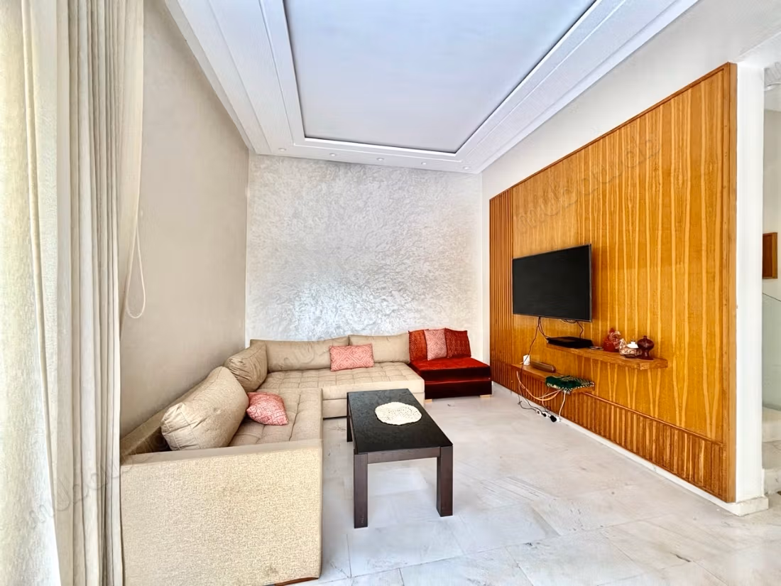 Sunny Contemporary Villa with 3 Suites and Pool