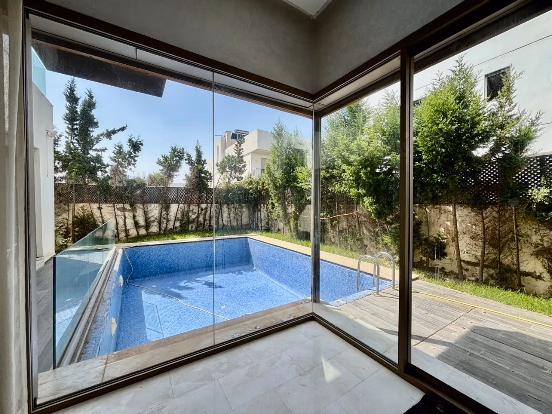Sunny Contemporary Villa with 3 Suites and Pool