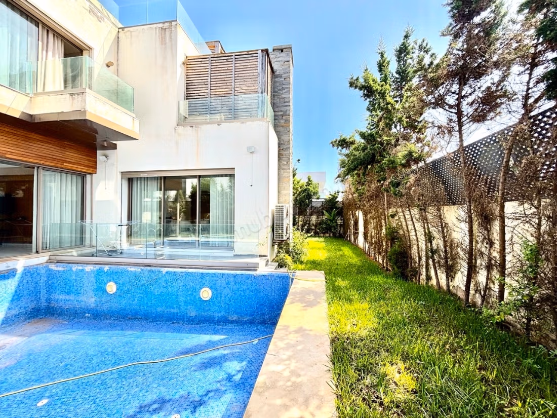 Sunny Contemporary Villa with 3 Suites and Pool