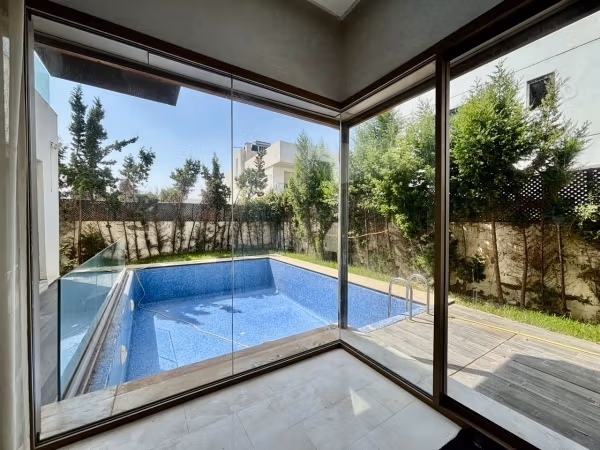 Villa Contemporánea Soleada con 3 Suites y Piscina