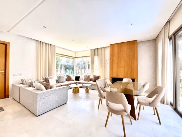 Villa Contemporánea soleada con 3 suites y piscina
