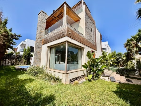 Zonnige Moderne Villa met 3 Suites en Zwembad
