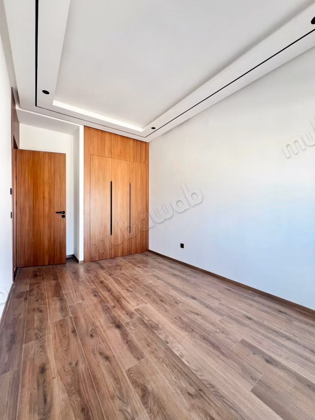 For rent – empty studio in California 50 m²