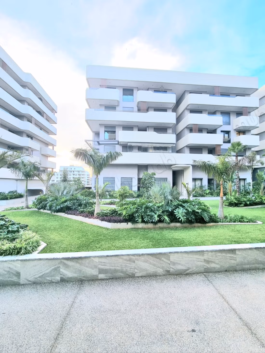For rent – empty studio in California 50 m²