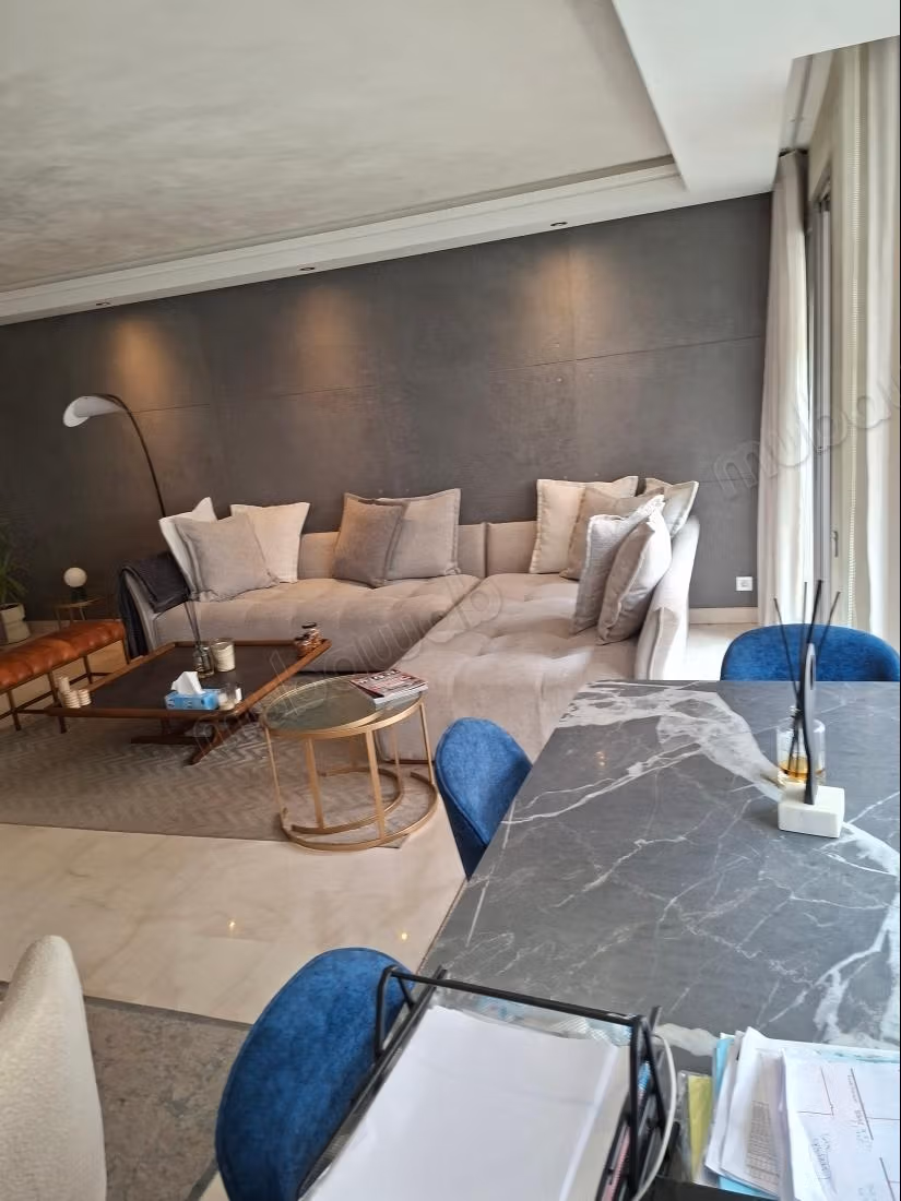 In vendita un bel appartamento con terrazza e 4 camere da letto