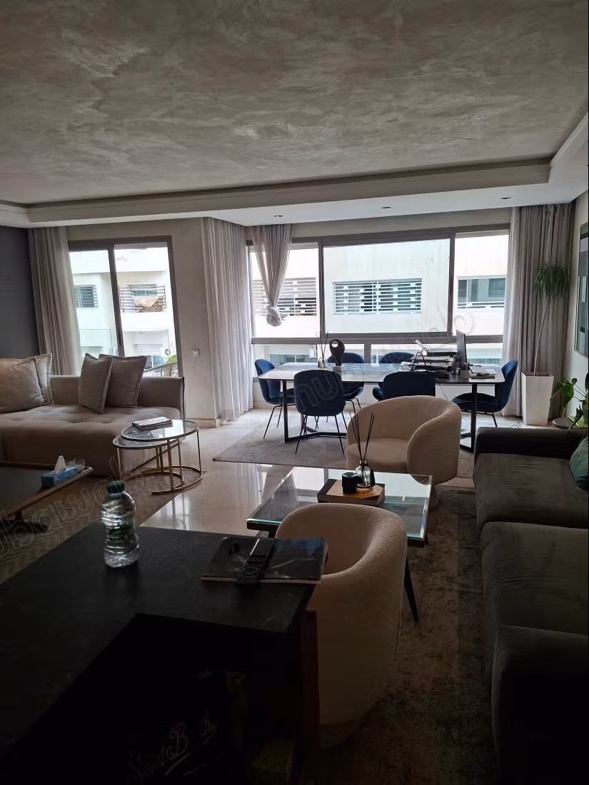 In vendita un bel appartamento con terrazza e 4 camere da letto