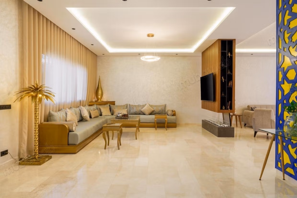Villa de haut standing à louer à Route Amizmiz.
Surface totale 280 m².
Bien meublé