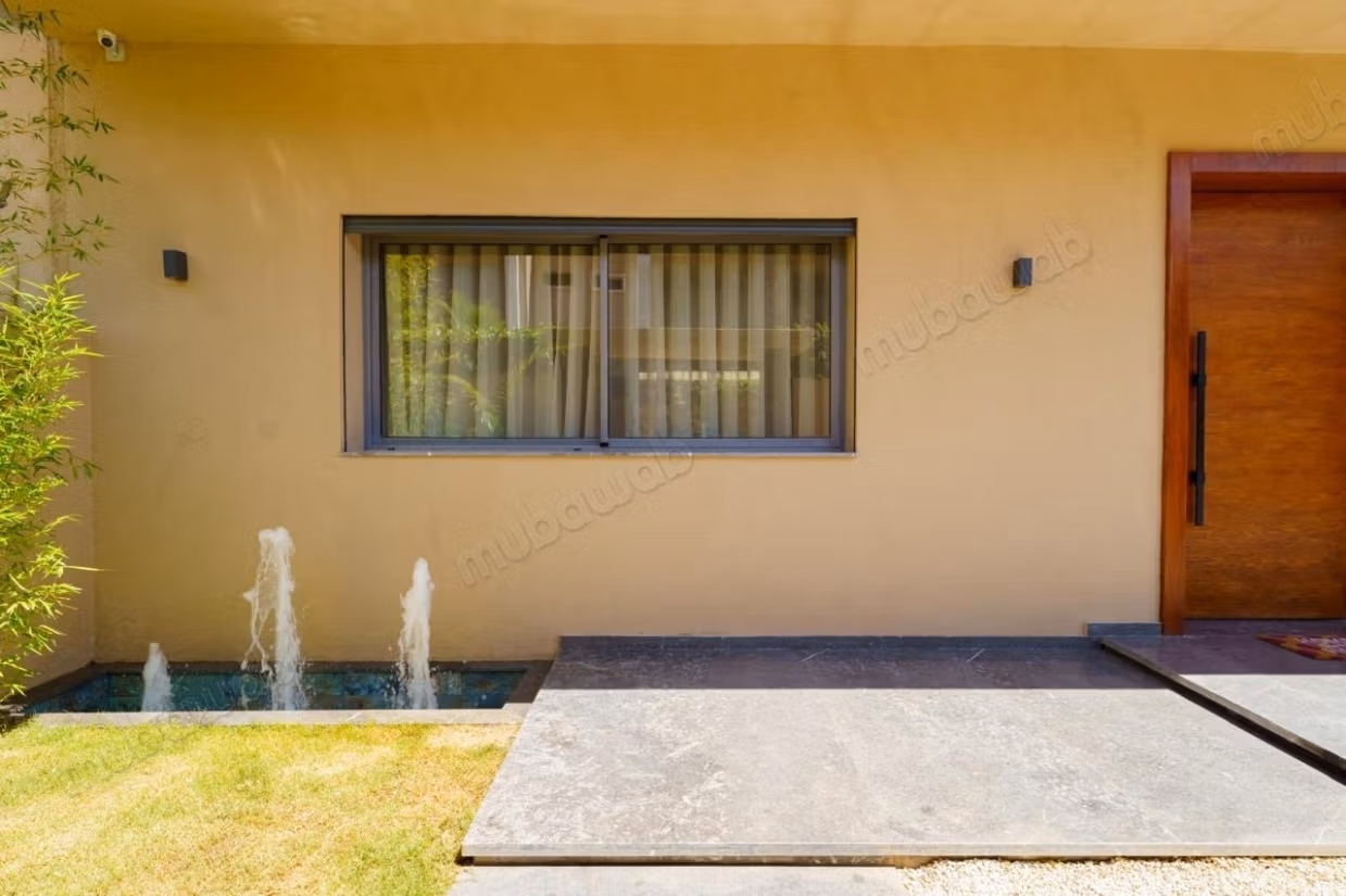 Villa de haut standing à louer à Route Amizmiz.
Surface totale 280 m².
Bien meublé